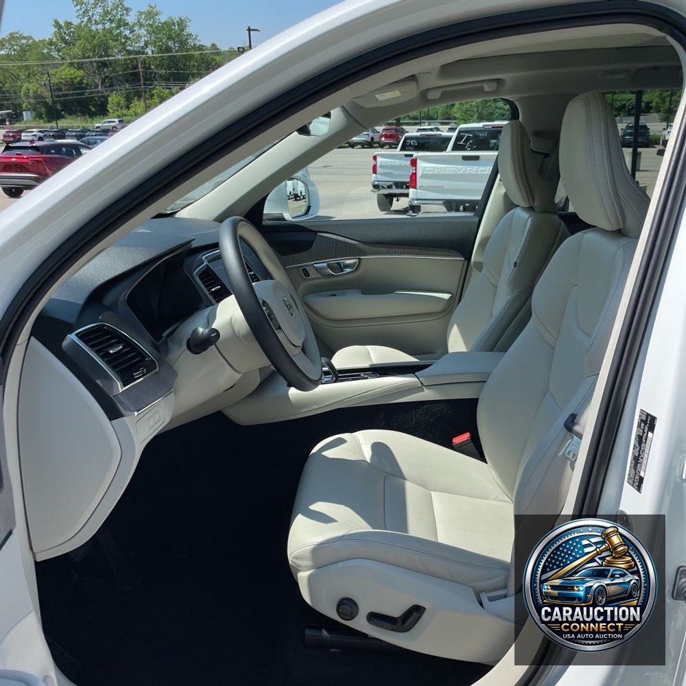 2023 Volvo XC90 T8 - Plus