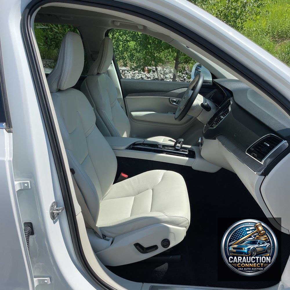 2023 Volvo XC90 T8 - Plus