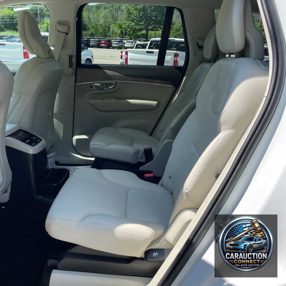 2023 Volvo XC90 T8 - Plus