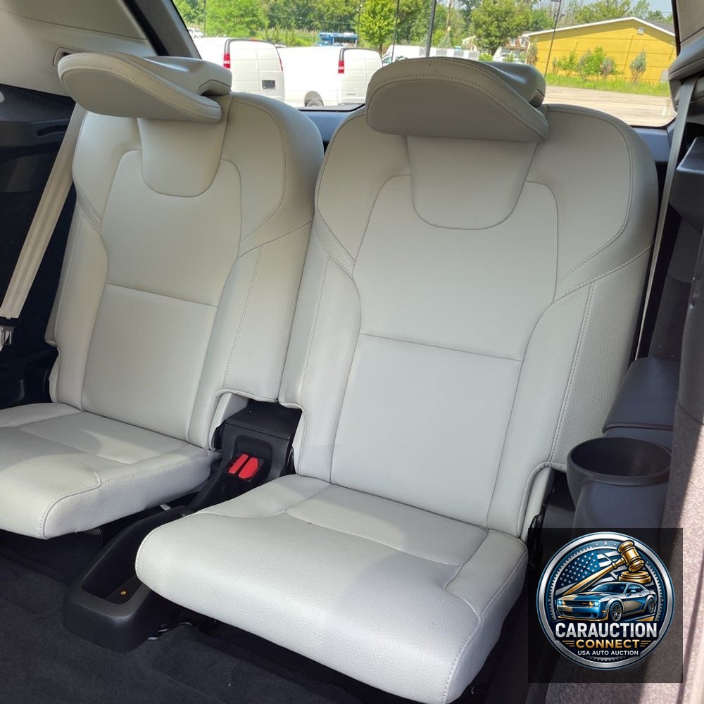 2023 Volvo XC90 T8 - Plus