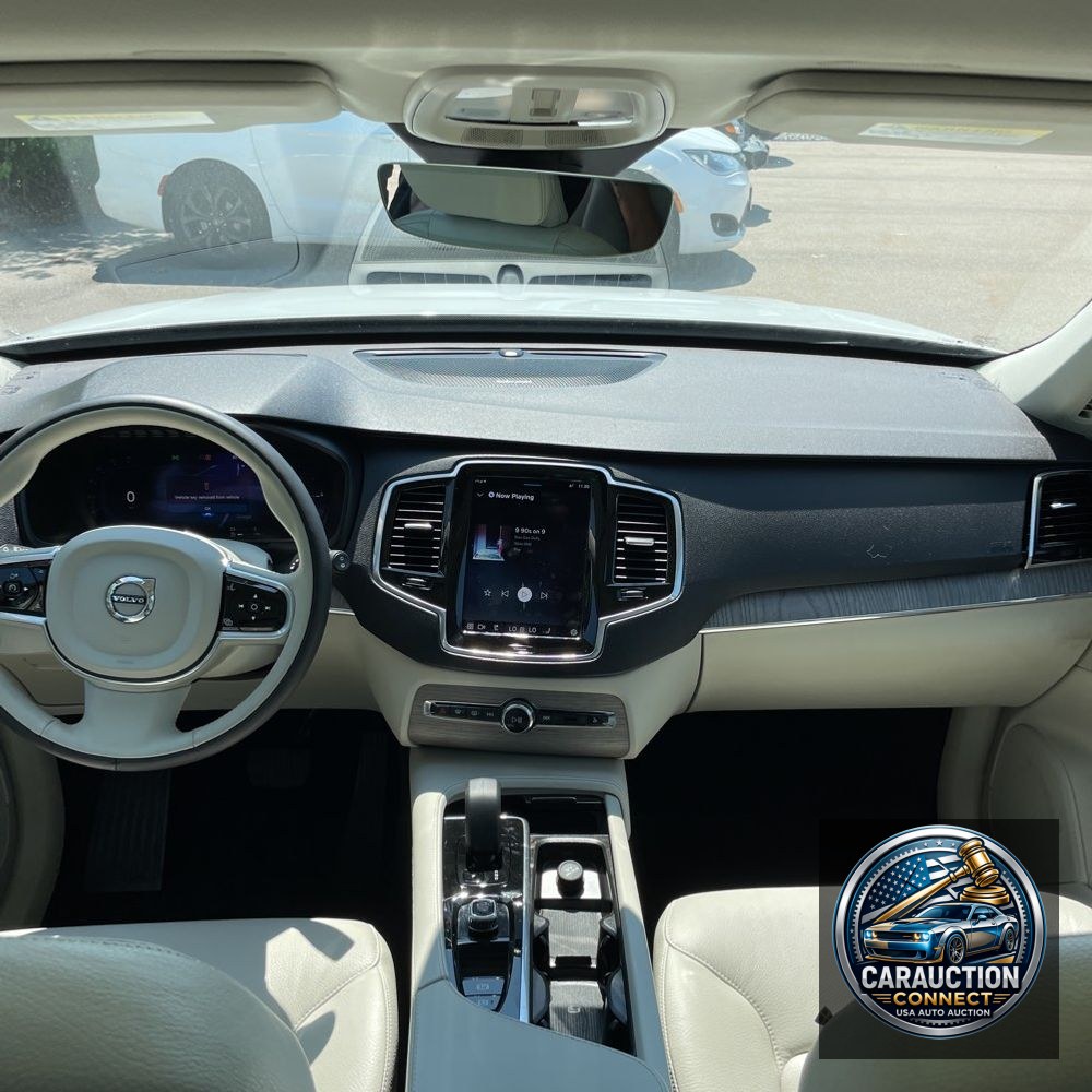 2023 Volvo XC90 T8 - Plus