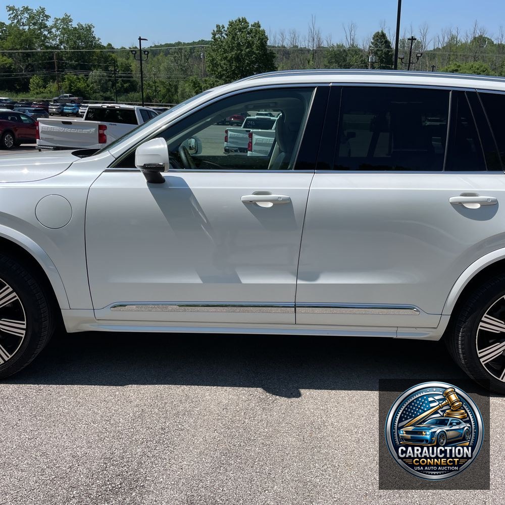 2023 Volvo XC90 T8 - Plus