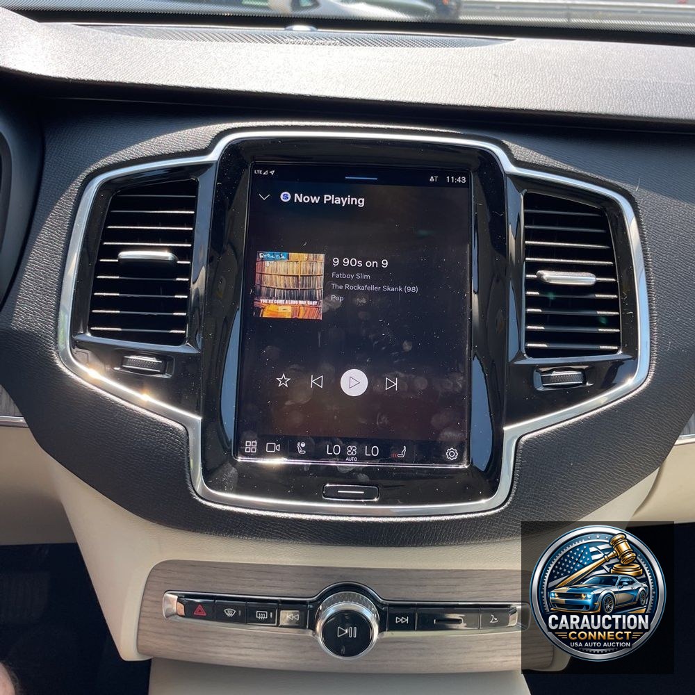 2023 Volvo XC90 T8 - Plus