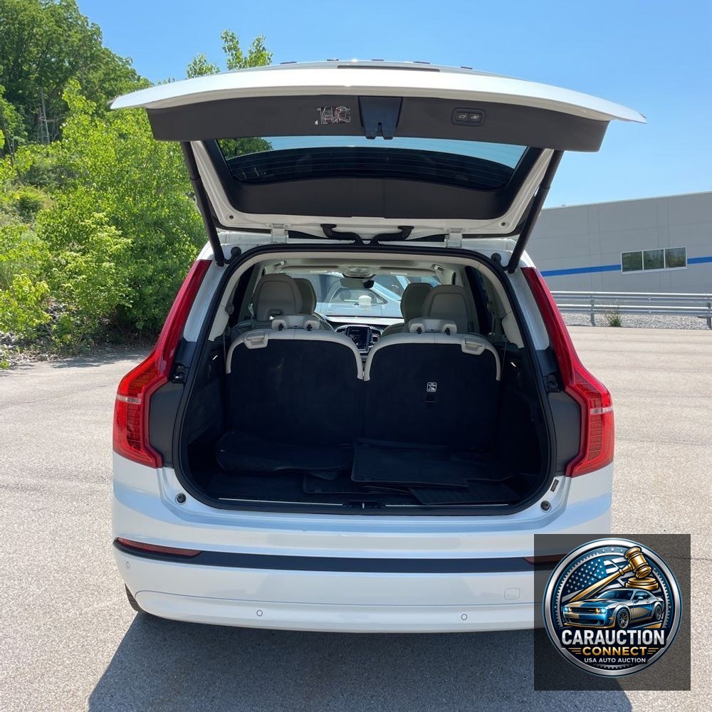 2023 Volvo XC90 T8 - Plus