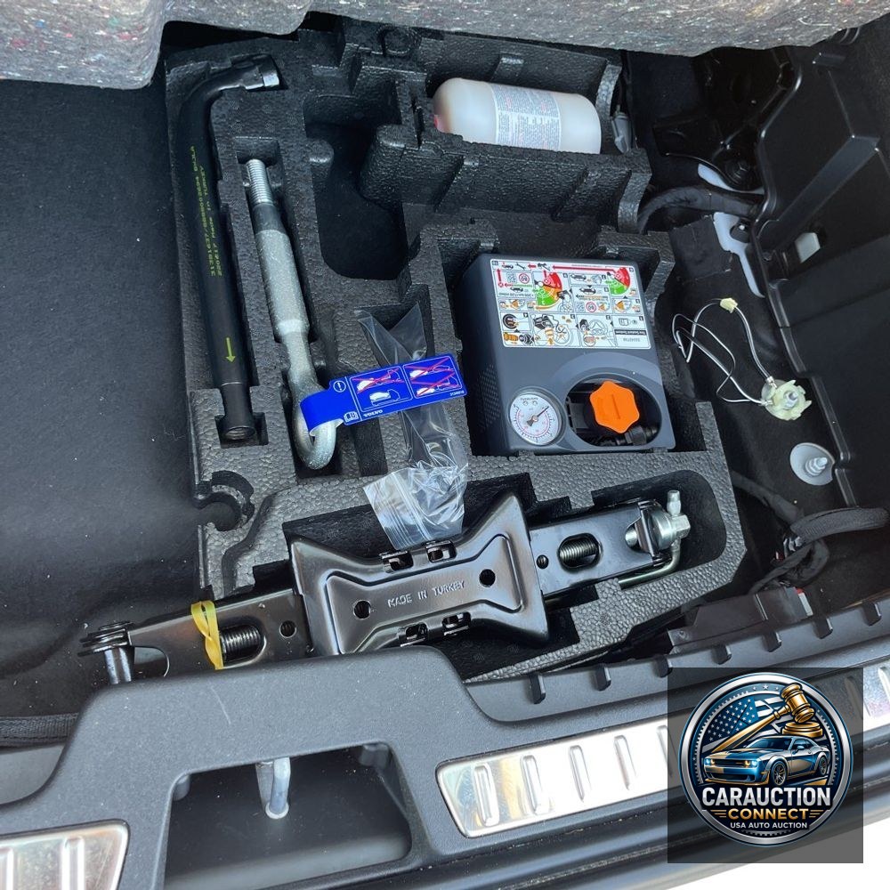 2023 Volvo XC90 T8 - Plus