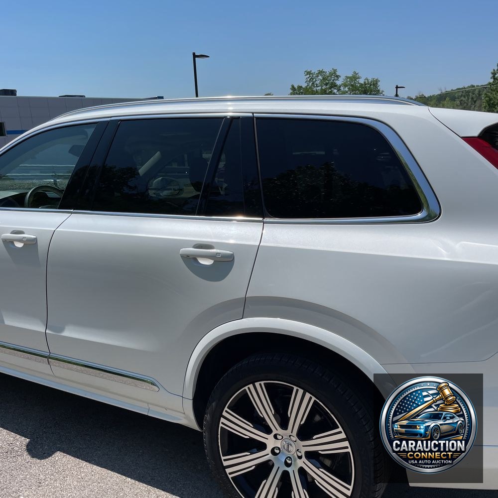 2023 Volvo XC90 T8 - Plus