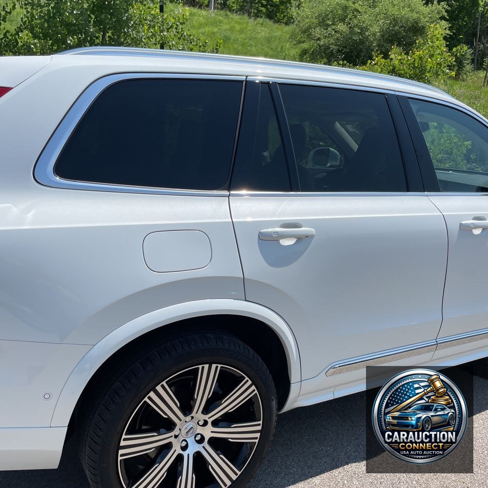 2023 Volvo XC90 T8 - Plus