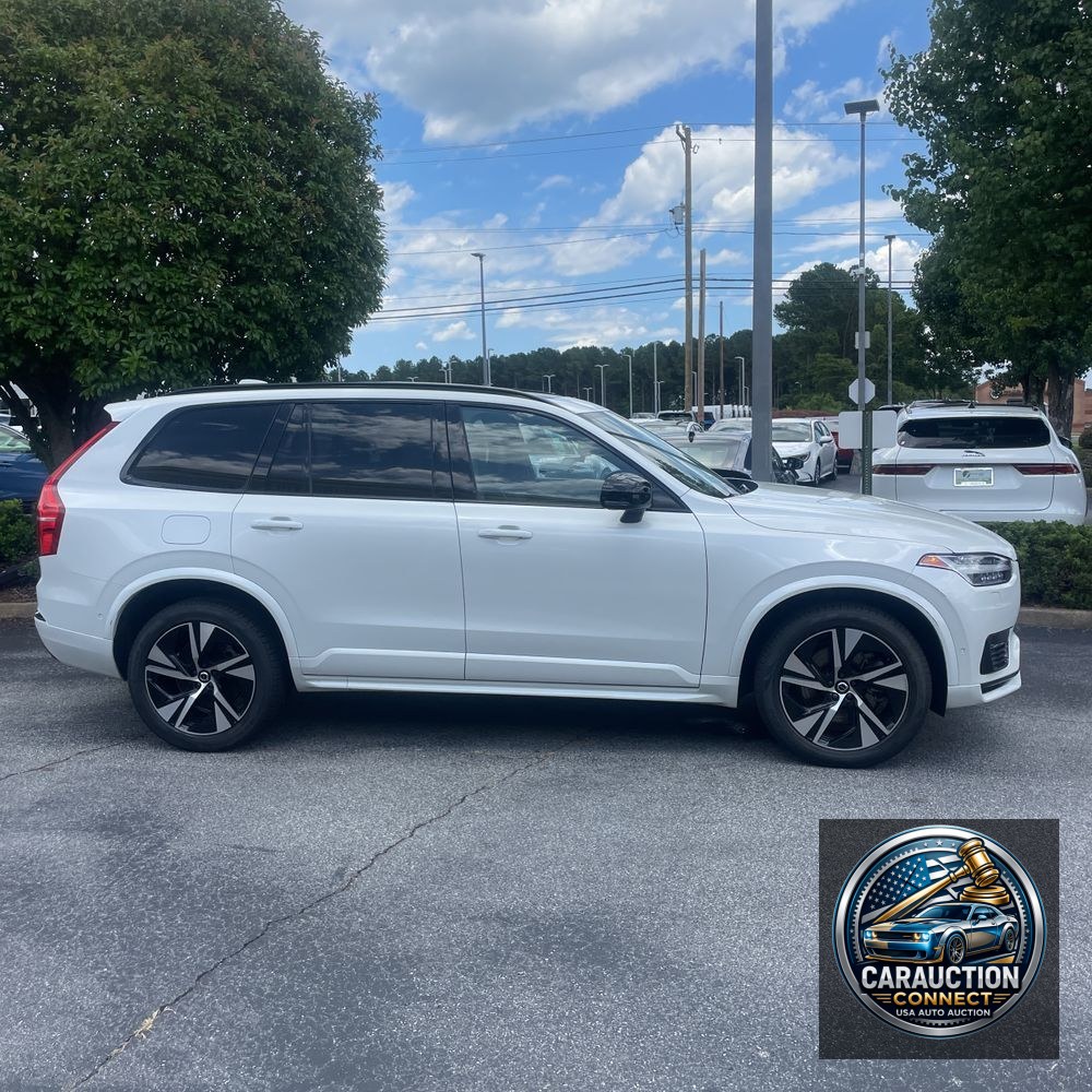 2022 Volvo XC90 T8 - R-Design