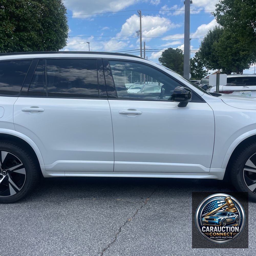 2022 Volvo XC90 T8 - R-Design
