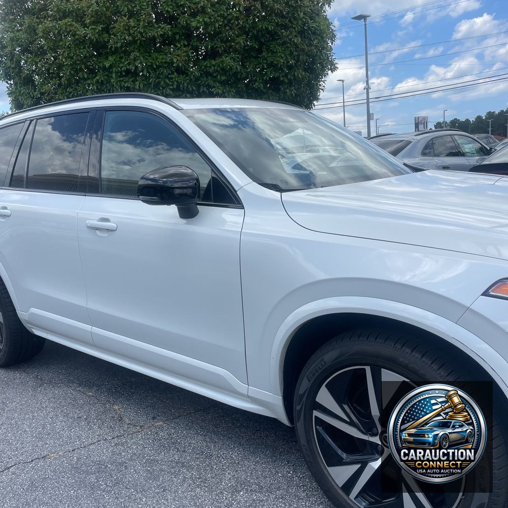 2022 Volvo XC90 T8 - R-Design
