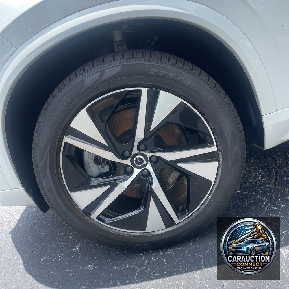 2022 Volvo XC90 T8 - R-Design