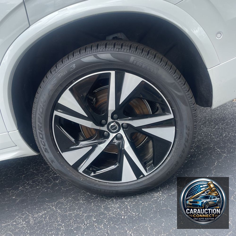 2022 Volvo XC90 T8 - R-Design