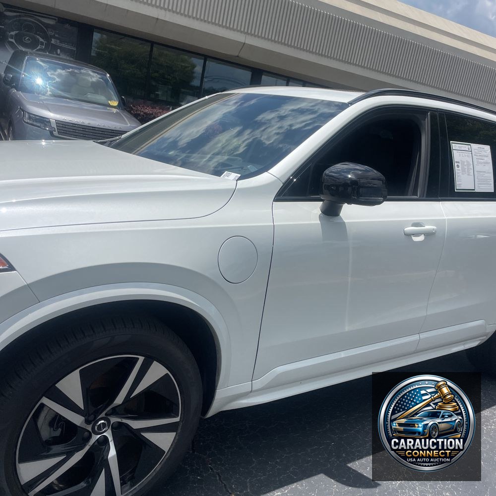 2022 Volvo XC90 T8 - R-Design