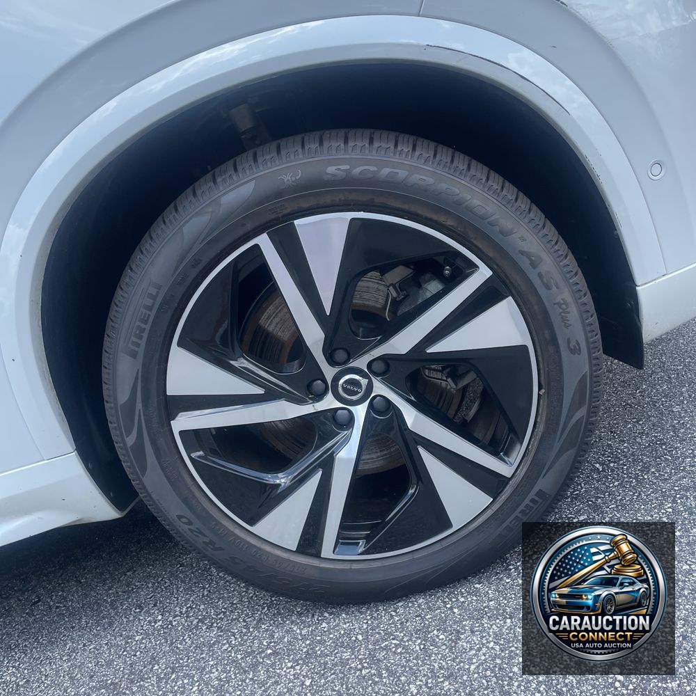 2022 Volvo XC90 T8 - R-Design