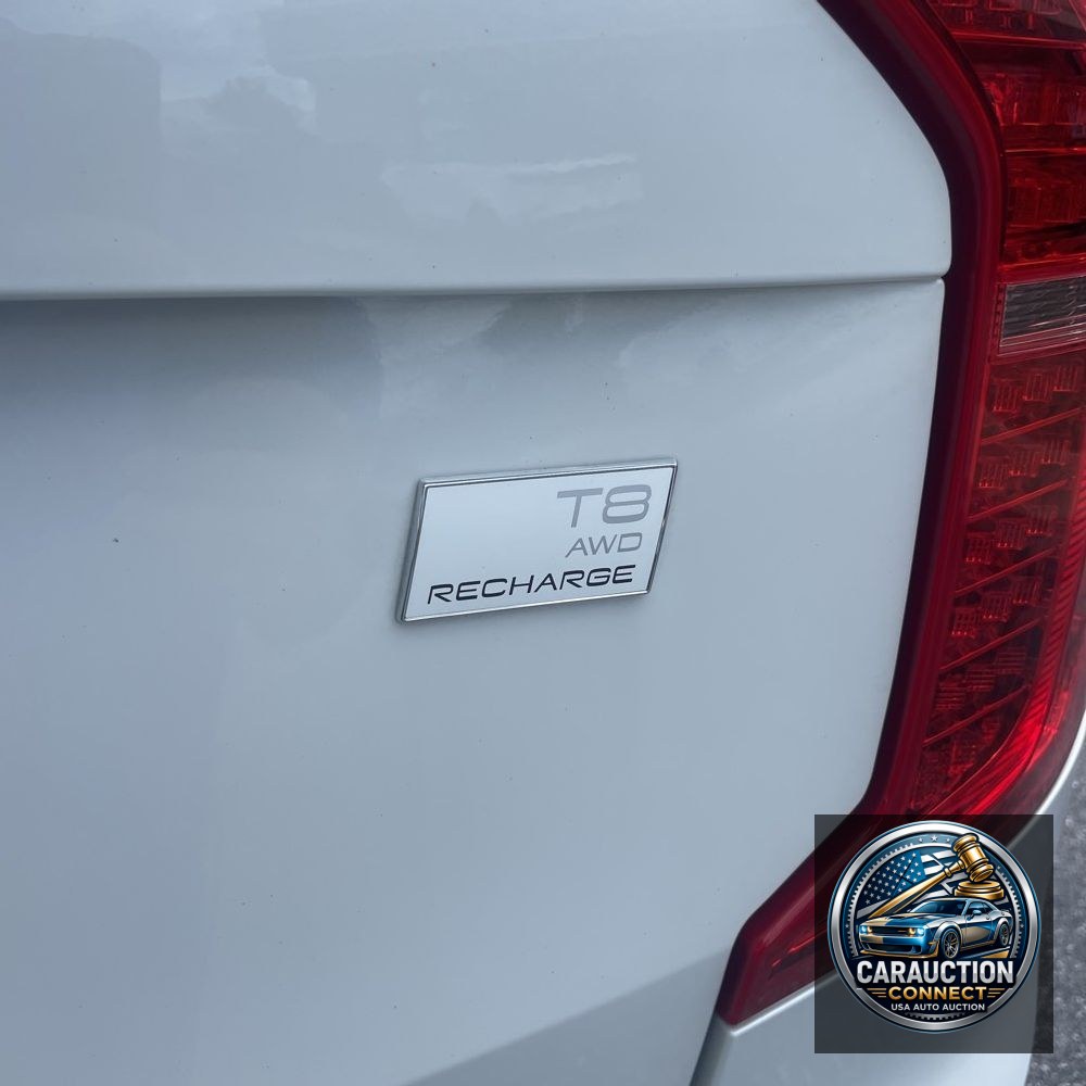 2022 Volvo XC90 T8 - R-Design