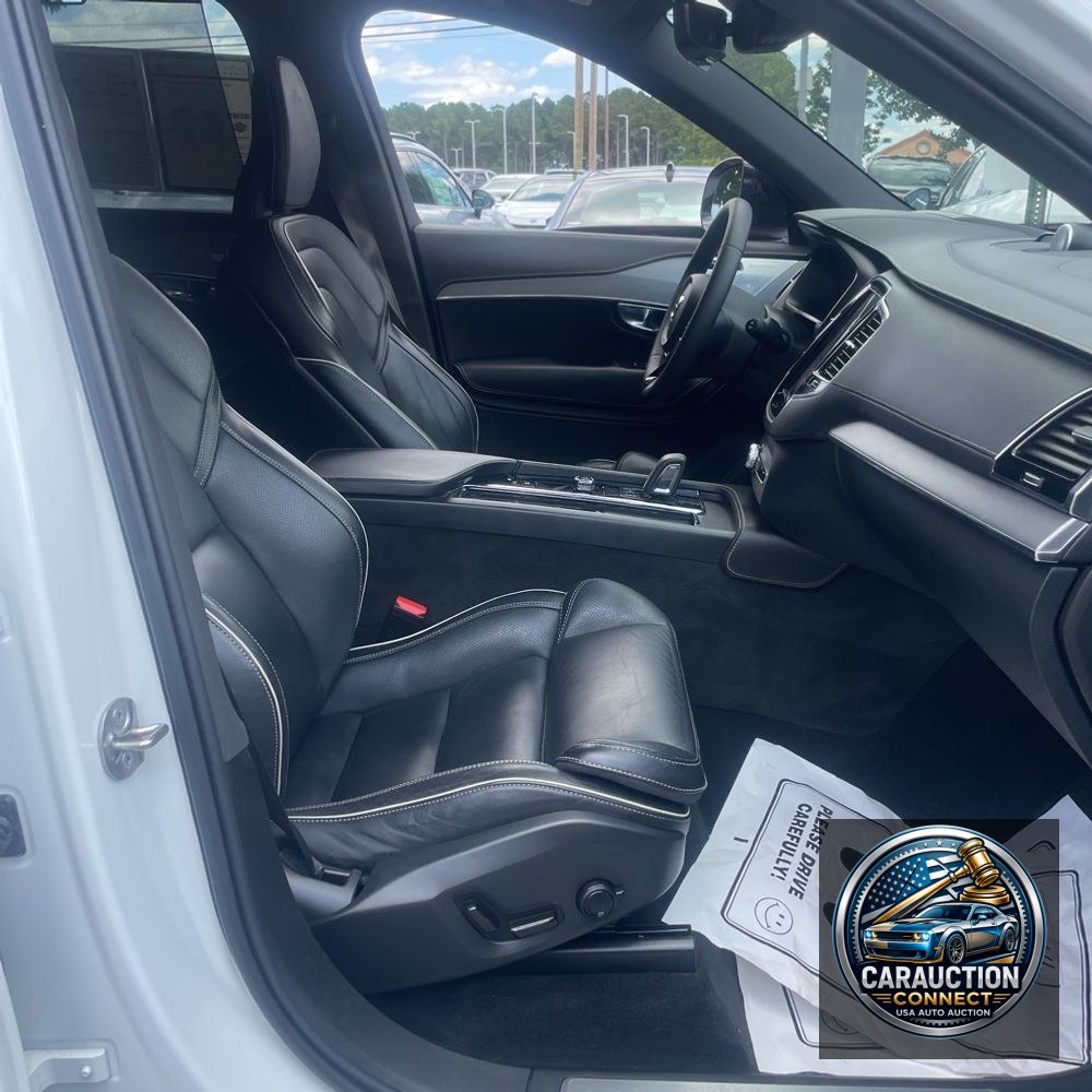 2022 Volvo XC90 T8 - R-Design