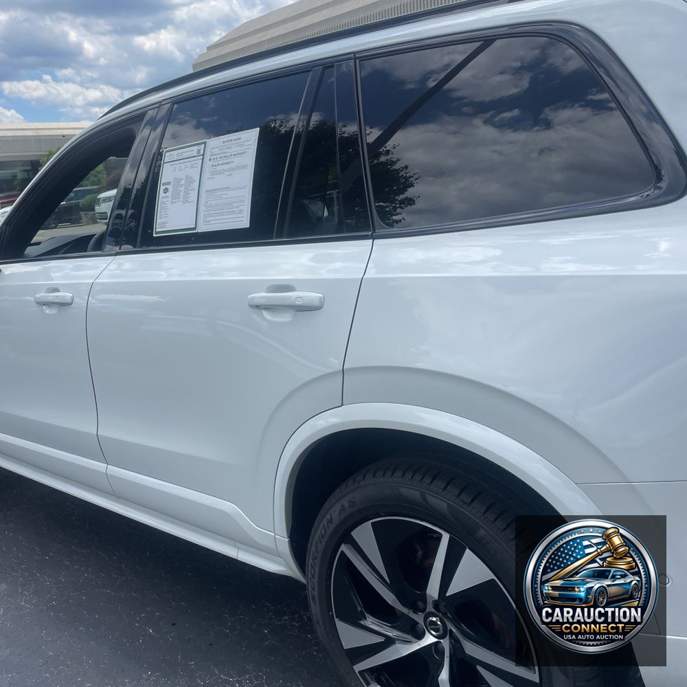 2022 Volvo XC90 T8 - R-Design