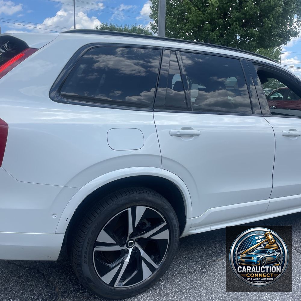 2022 Volvo XC90 T8 - R-Design