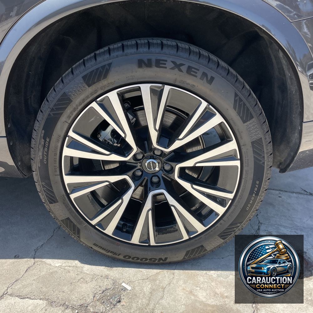 2023 Volvo XC90 T8 - Plus