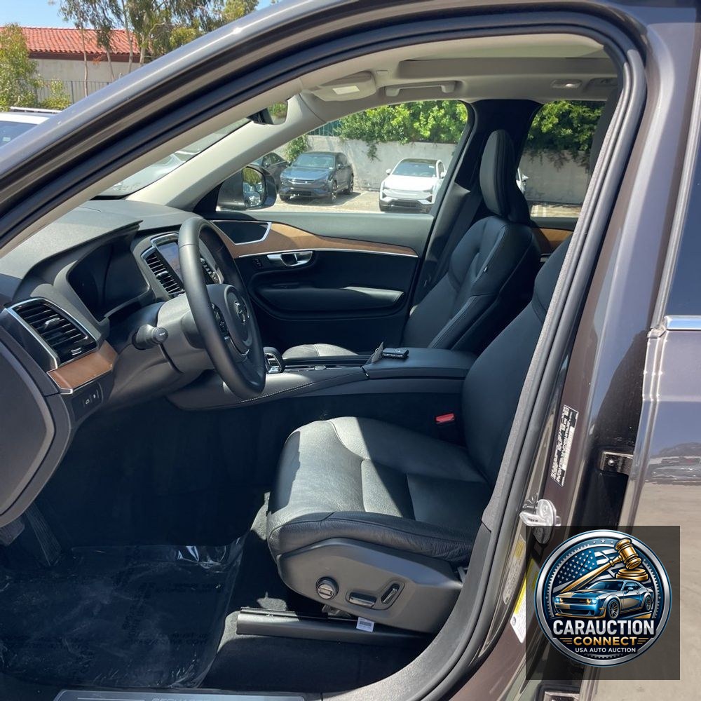 2023 Volvo XC90 T8 - Plus