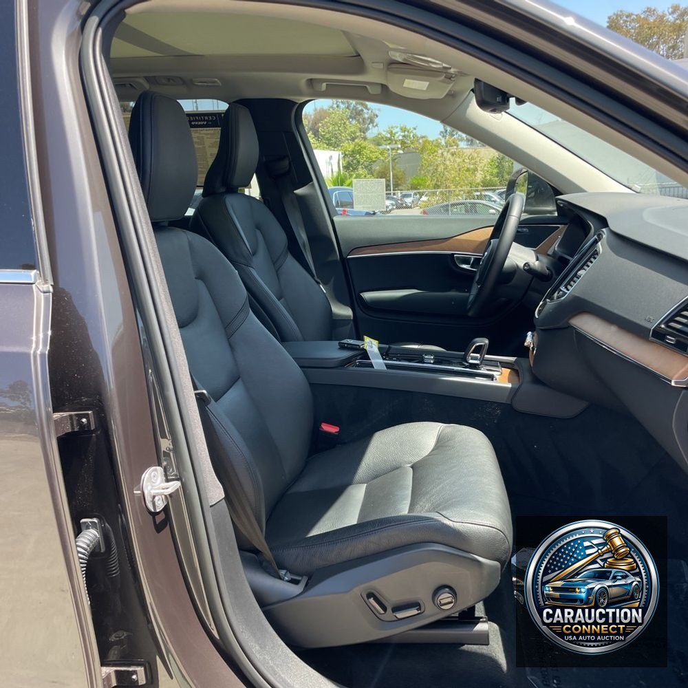 2023 Volvo XC90 T8 - Plus