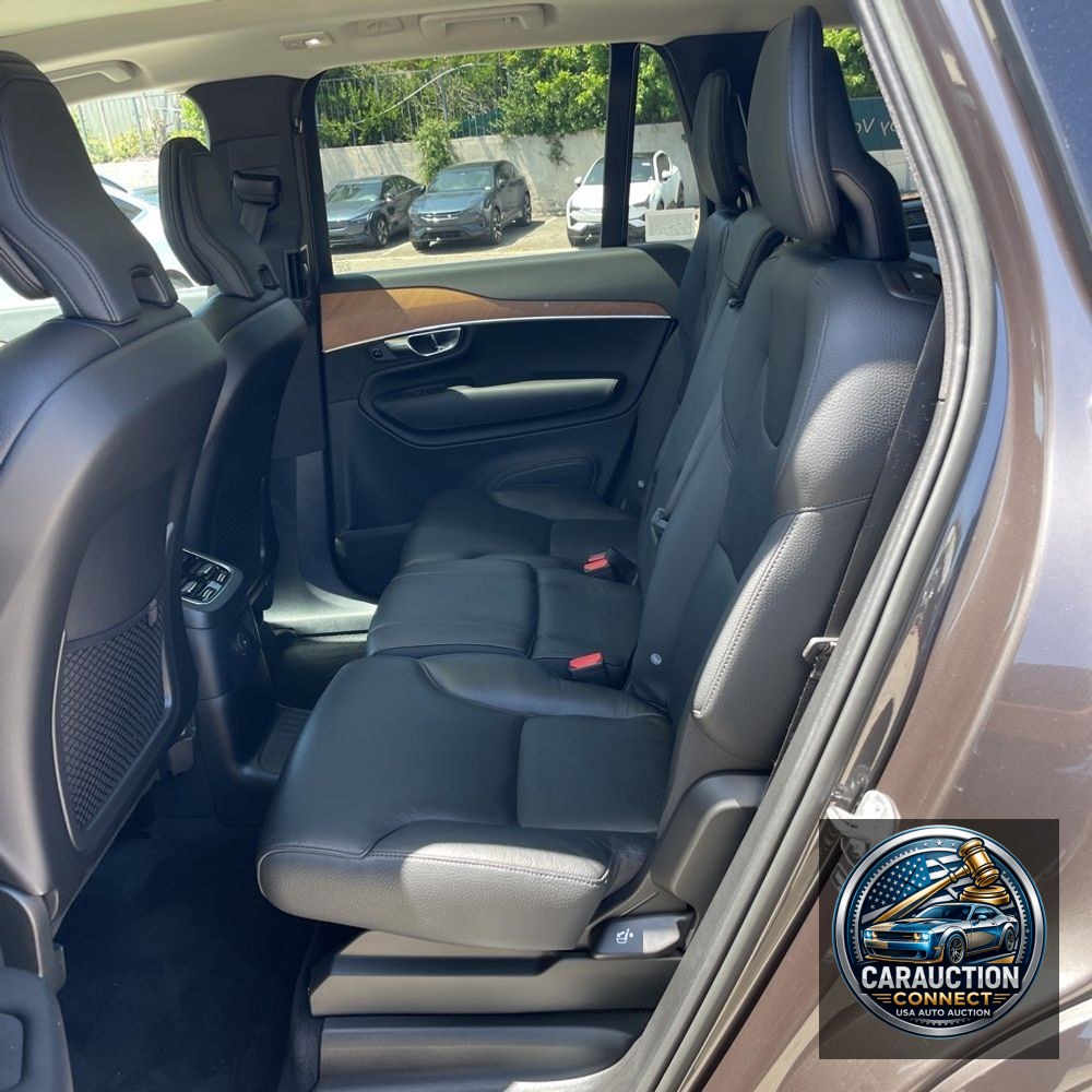 2023 Volvo XC90 T8 - Plus