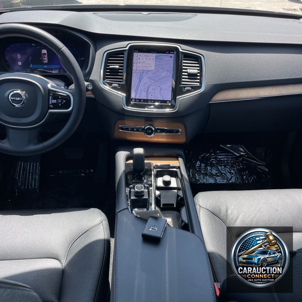 2023 Volvo XC90 T8 - Plus