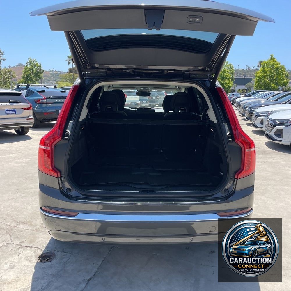 2023 Volvo XC90 T8 - Plus