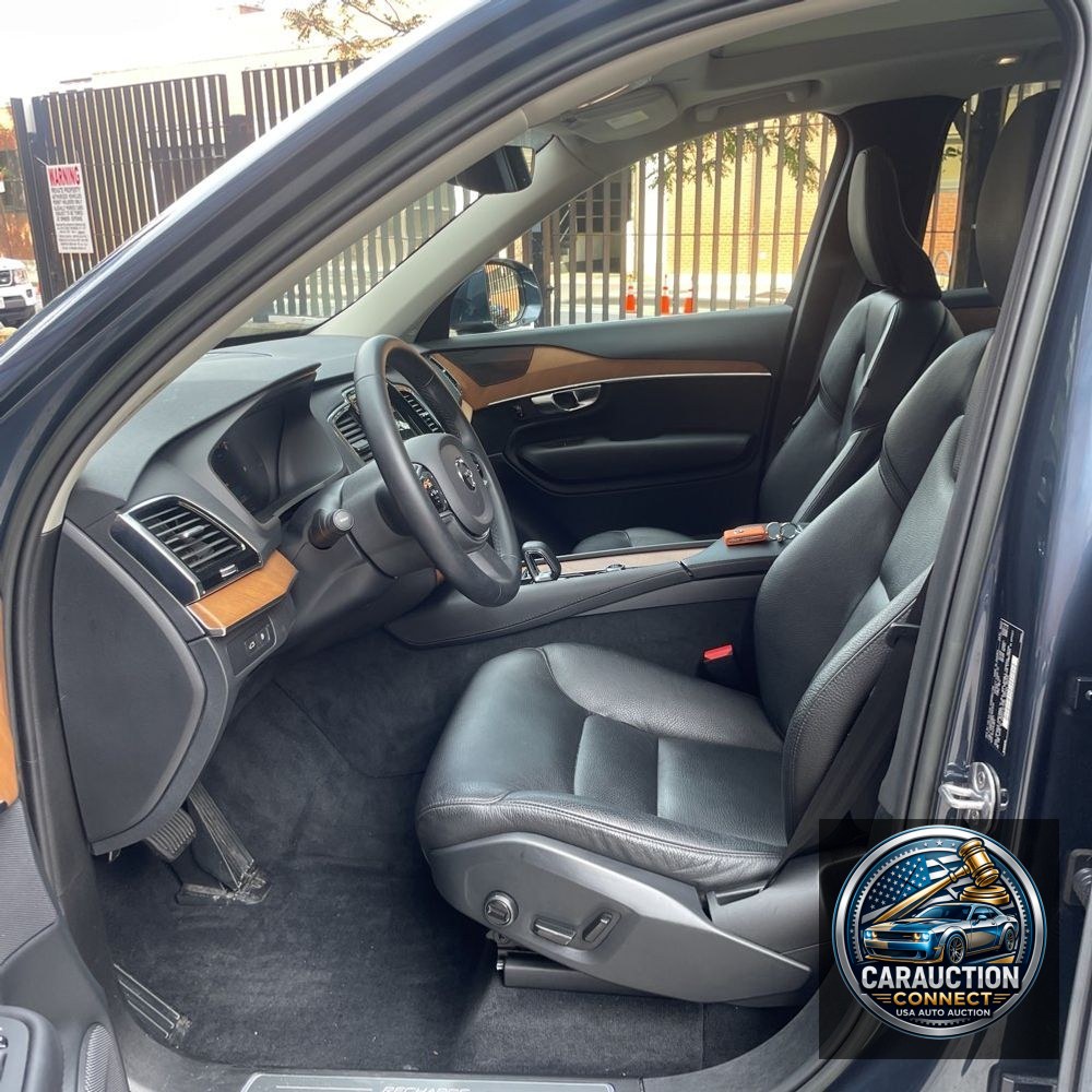 2023 Volvo XC90 T8 - Plus