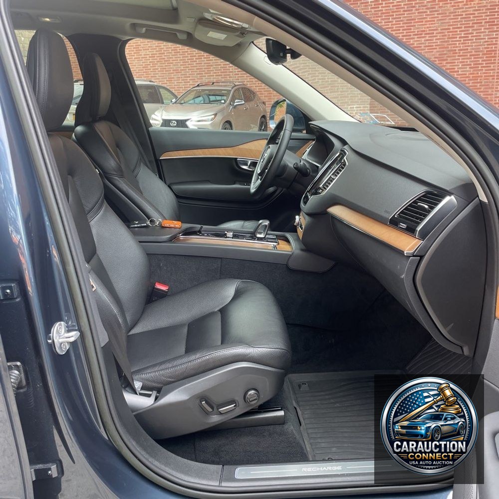 2023 Volvo XC90 T8 - Plus