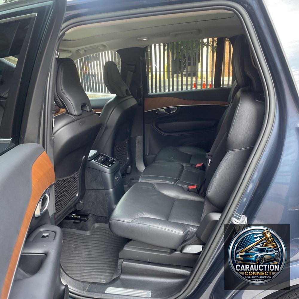 2023 Volvo XC90 T8 - Plus