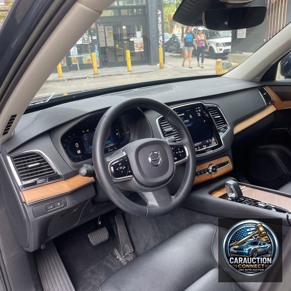 2023 Volvo XC90 T8 - Plus