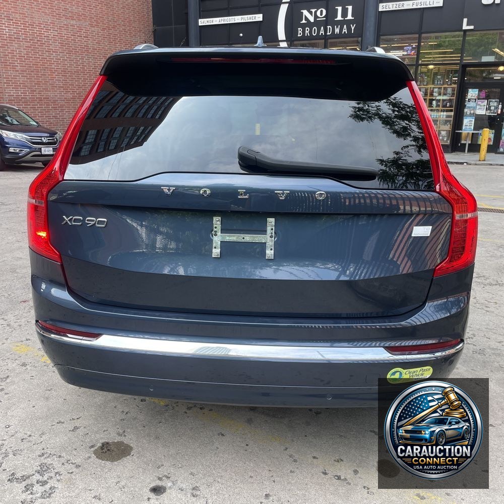 2023 Volvo XC90 T8 - Plus