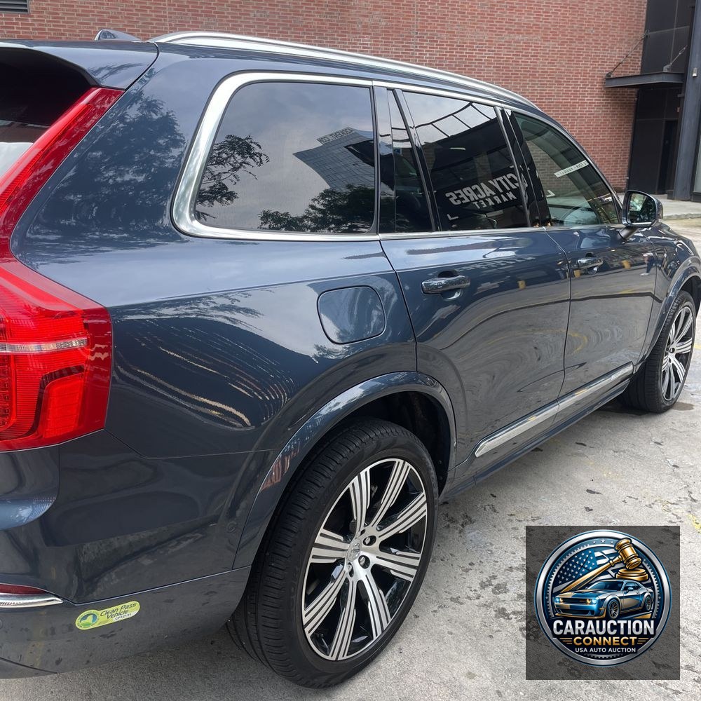 2023 Volvo XC90 T8 - Plus