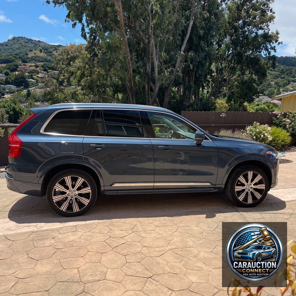 2023 Volvo XC90 T8 - Plus