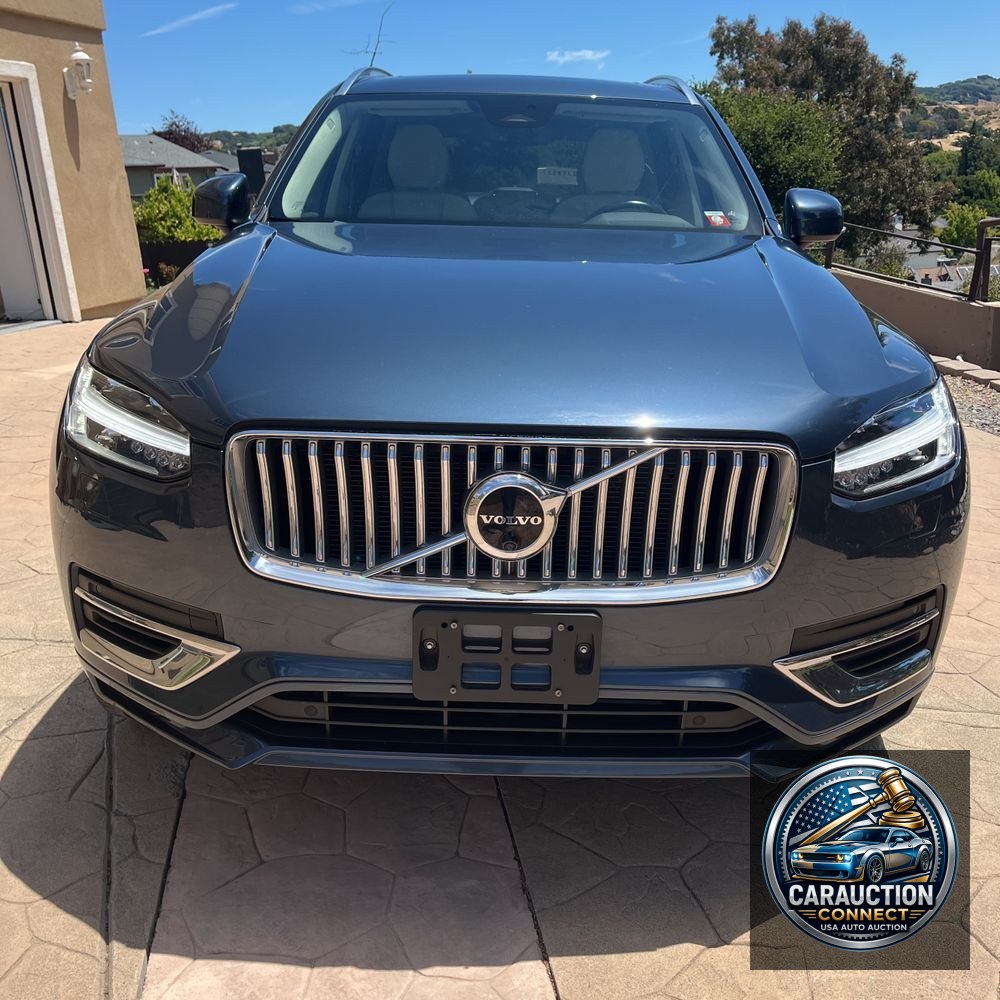 2023 Volvo XC90 T8 - Plus