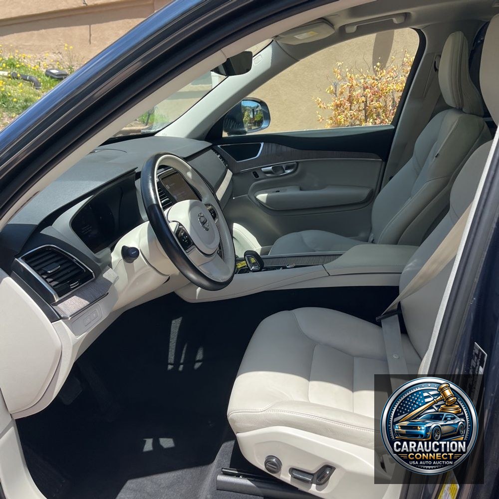 2023 Volvo XC90 T8 - Plus