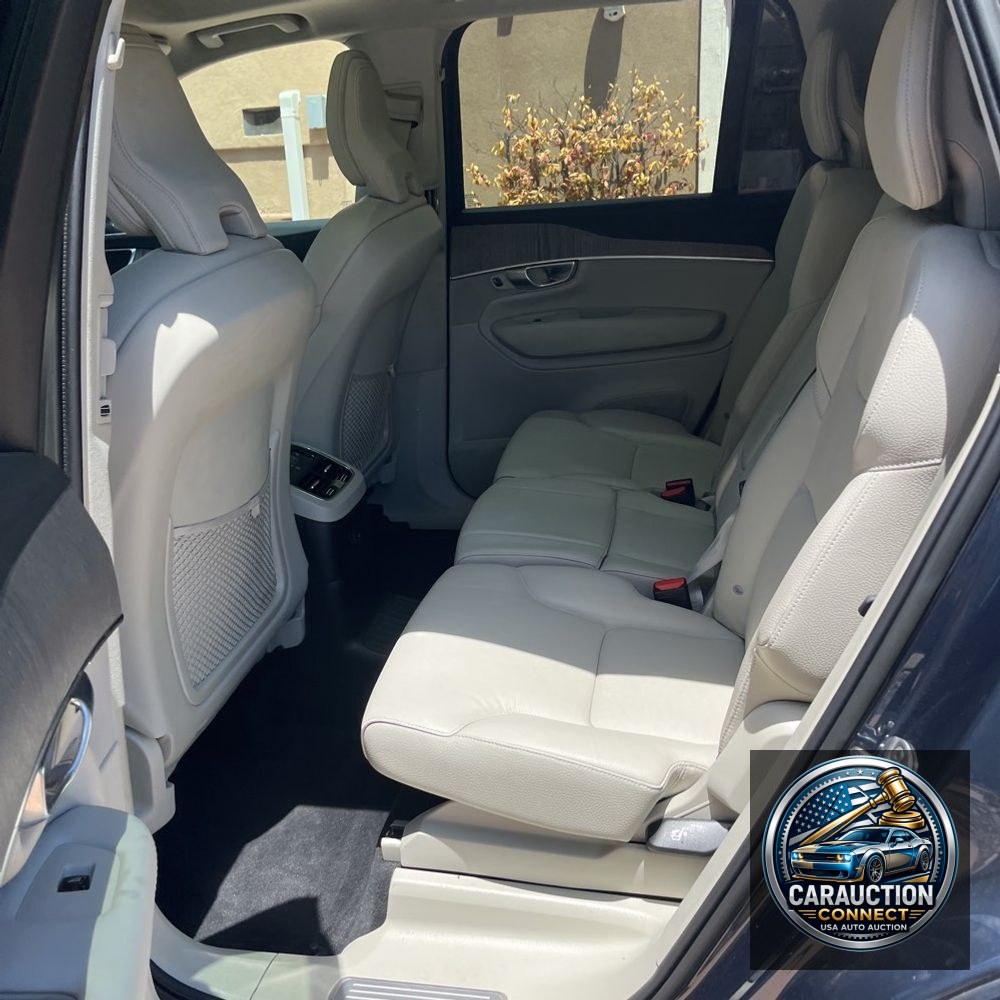 2023 Volvo XC90 T8 - Plus