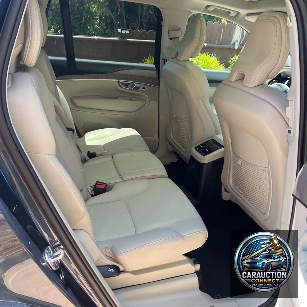 2023 Volvo XC90 T8 - Plus