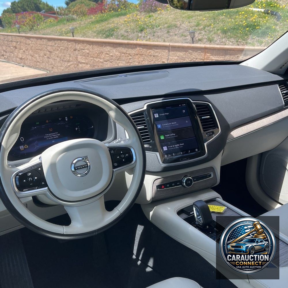 2023 Volvo XC90 T8 - Plus
