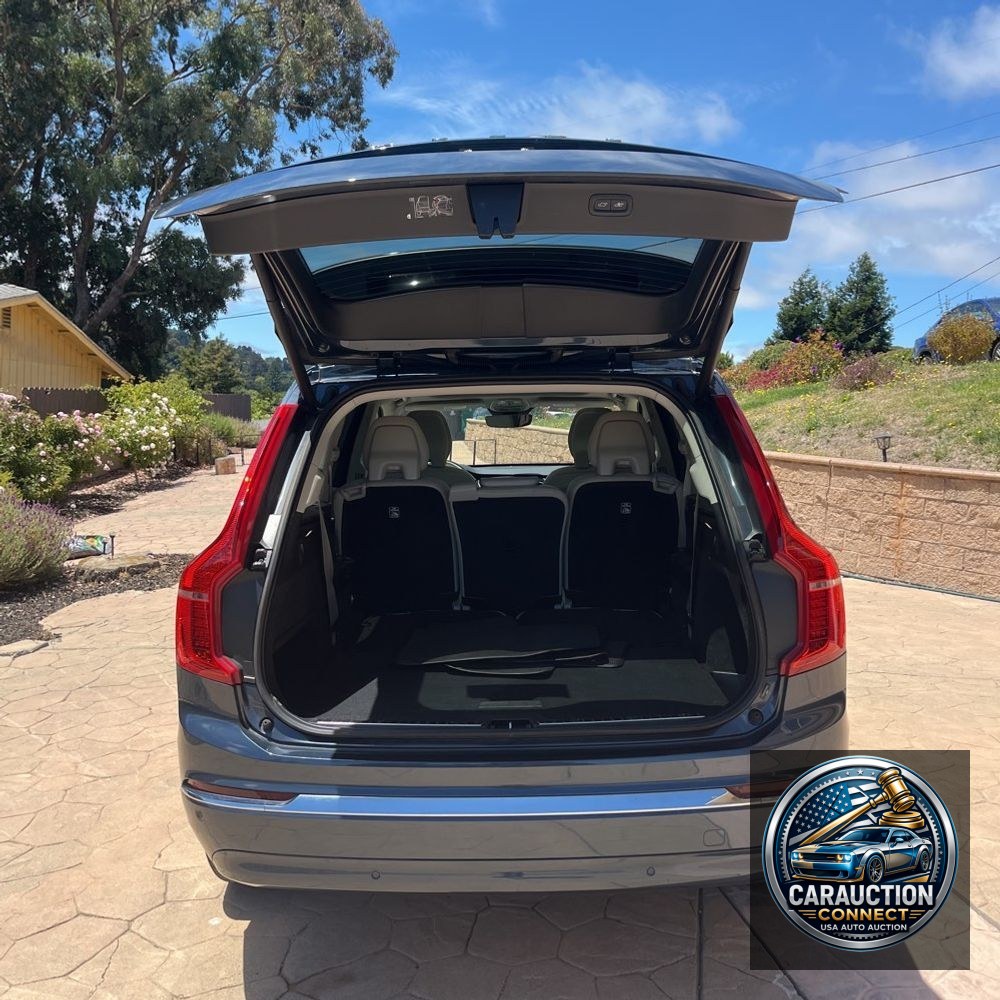 2023 Volvo XC90 T8 - Plus