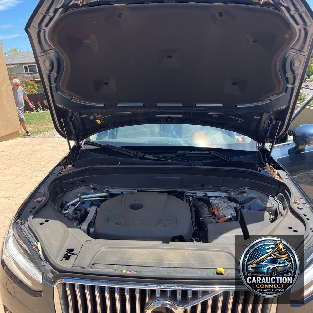 2023 Volvo XC90 T8 - Plus