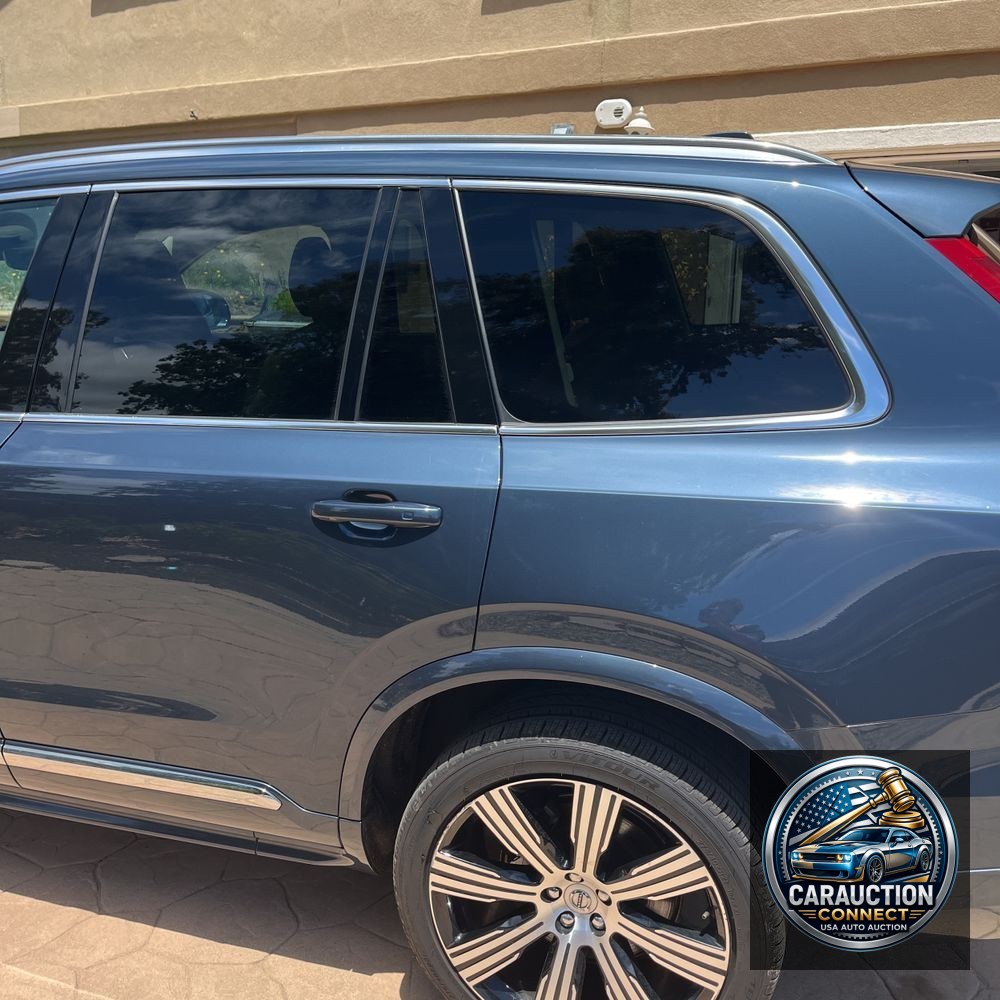 2023 Volvo XC90 T8 - Plus