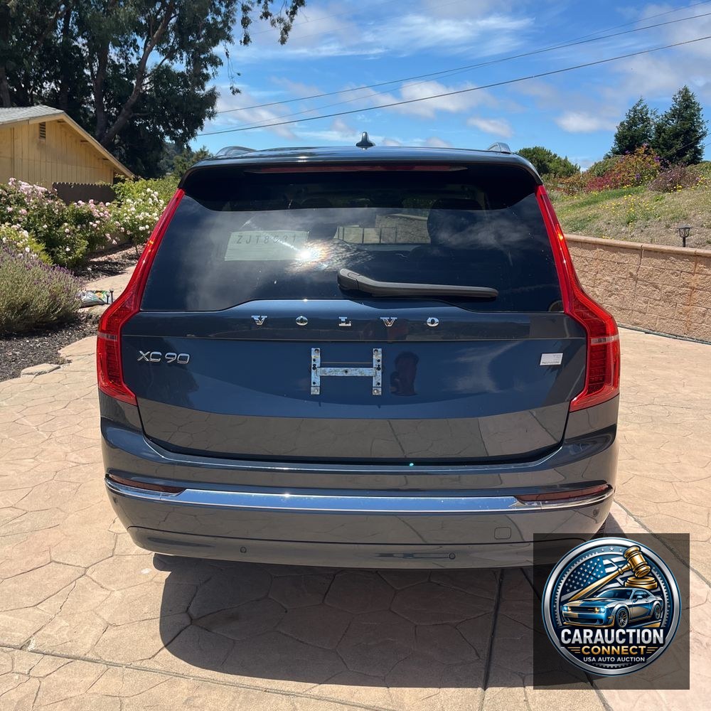 2023 Volvo XC90 T8 - Plus