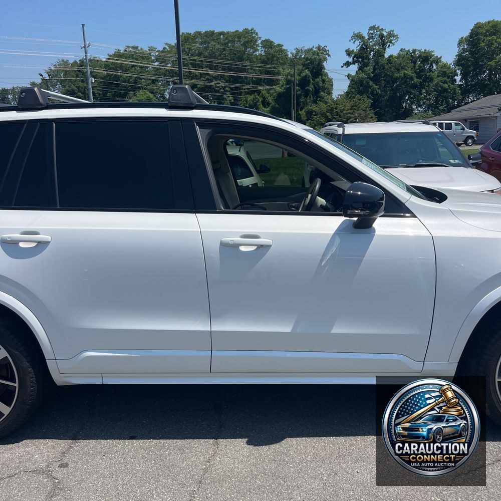 2023 Volvo XC90 T8 - Plus