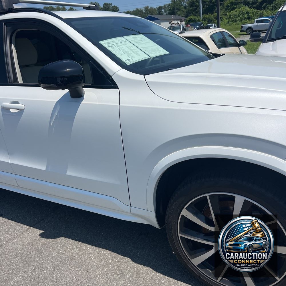 2023 Volvo XC90 T8 - Plus