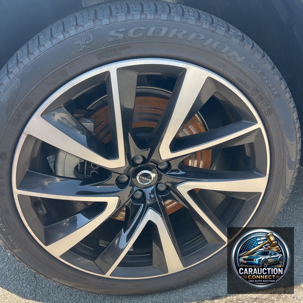 2023 Volvo XC90 T8 - Plus