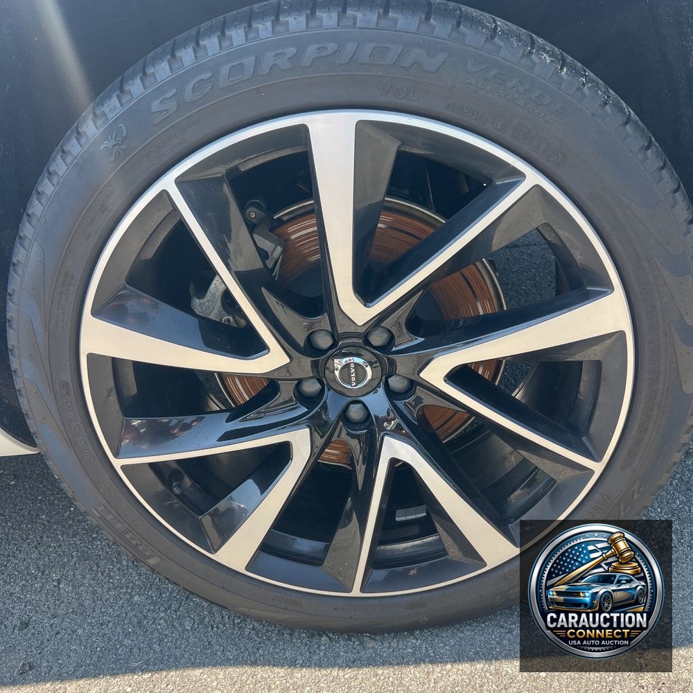 2023 Volvo XC90 T8 - Plus