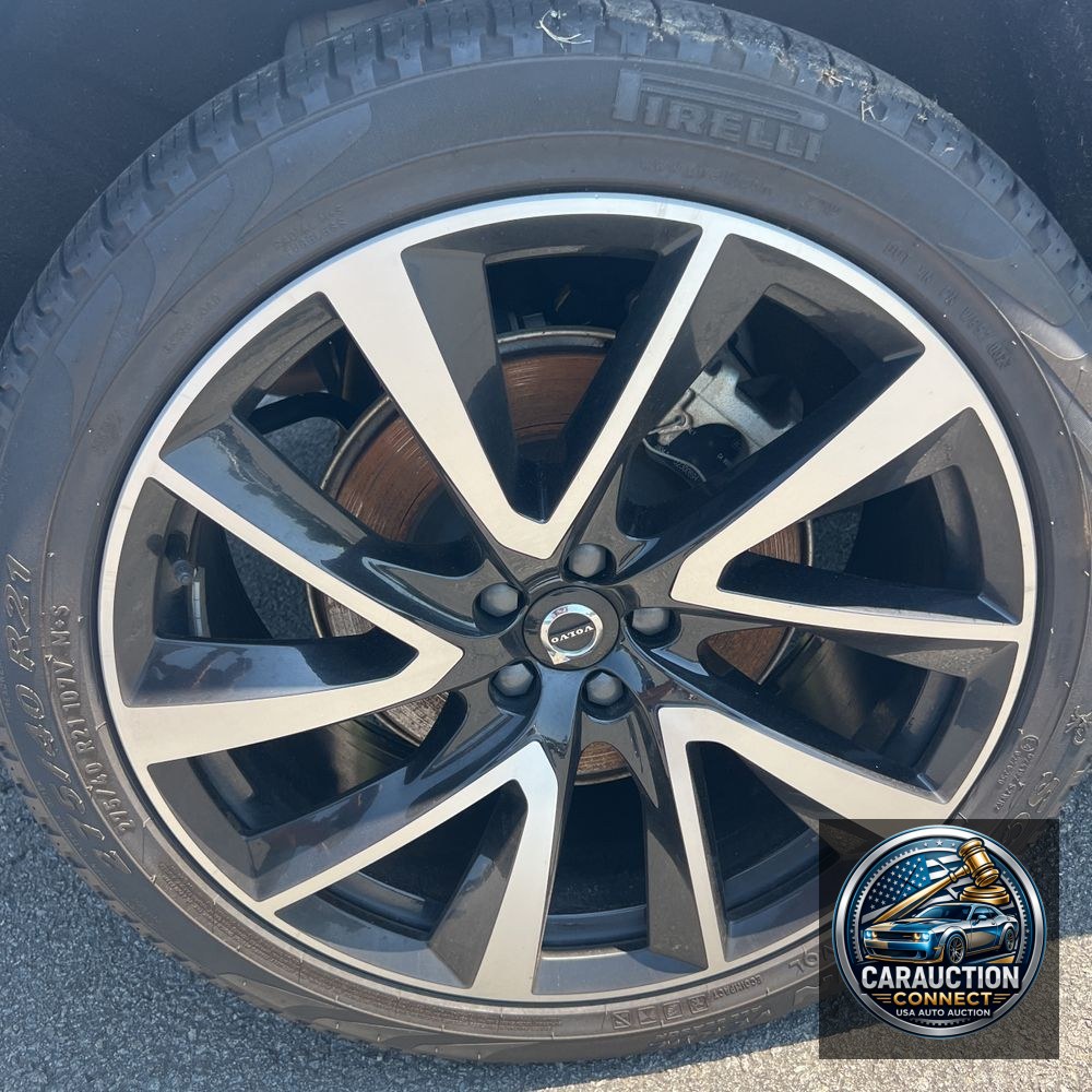 2023 Volvo XC90 T8 - Plus