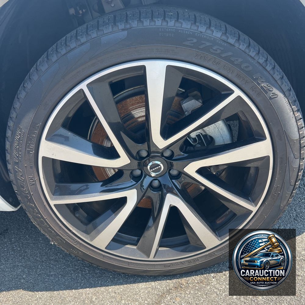 2023 Volvo XC90 T8 - Plus